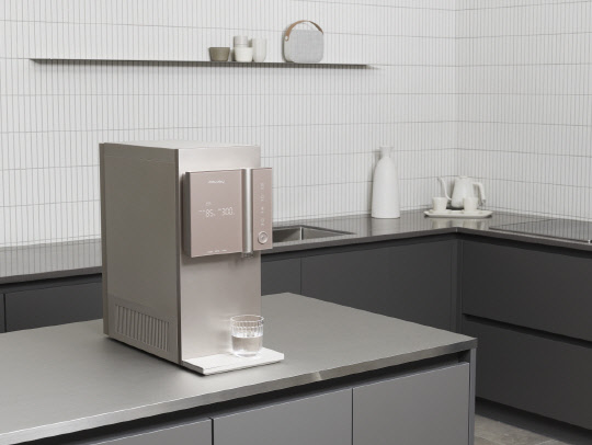 웅진코웨이가 2020년 전략제품 한뼘 시루직수 정수기 출시를 기념해 '직수를 바꾸는 시루직수' 프로모션을 진행한다. <웅진코웨이 제공>